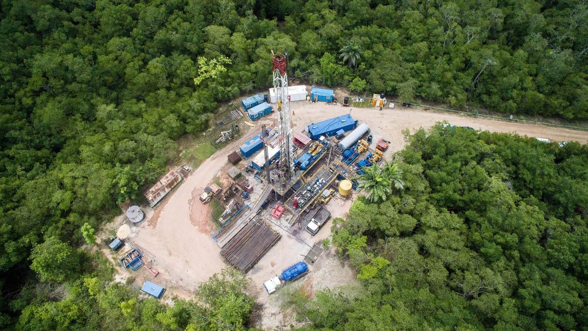 Rig seen from directly above the pad